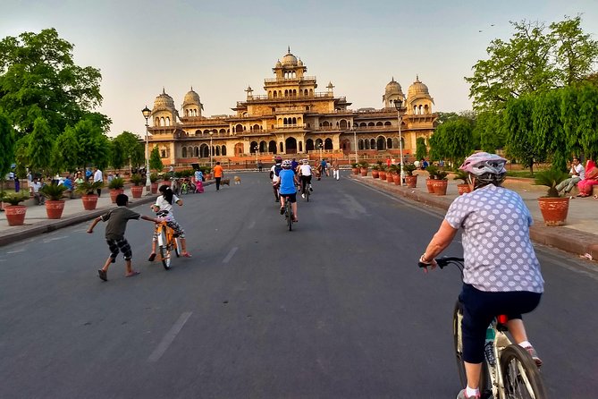 3-Hour Morning Bike Tour of Jaipur - City Palace from the saddle