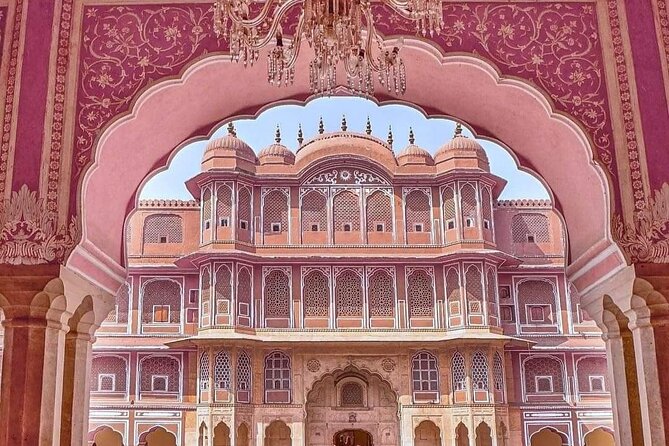 4 Days Guided Jaipur, Ranthambore Tigers & Udaipur Tour With Safari & Hotels - Day 4: Udaipur’s palace, temple, and garden