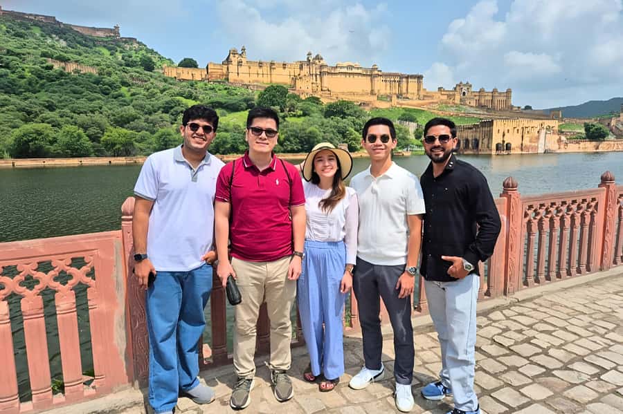 From Delhi: Jaipur Sightseeing Day Tour with Hotel Pickup - What the guide and driver add to the day