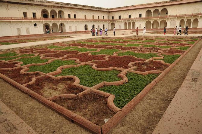 From Jaipur: Same Day Guided Taj Mahal, Agra Fort & Fatehpur Sikri Private Tour - The guide makes the difference