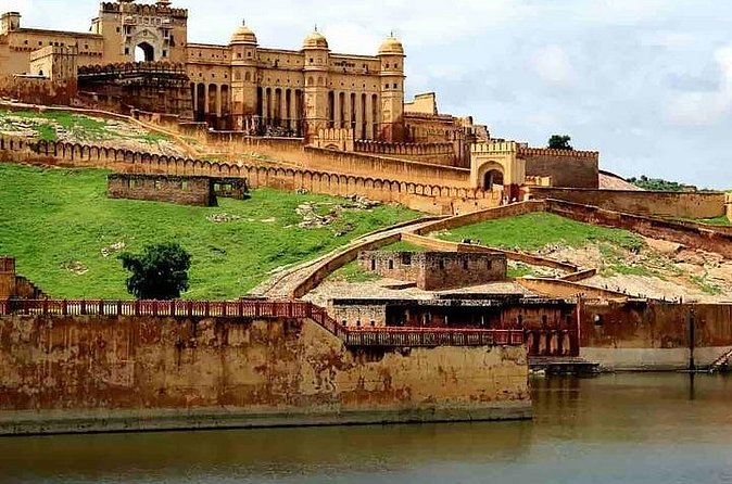 Full Day Sightseeing Jaipur Tour by Car With Guide Include Lunch - Patrika Gate and Jal Mahal: two quick opening stops