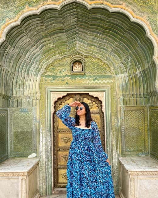 Jaipur: 2-Day City Sightseeing Tour with Cab & Guide - Day one: Jaipur’s palaces, instruments, and painted gateways