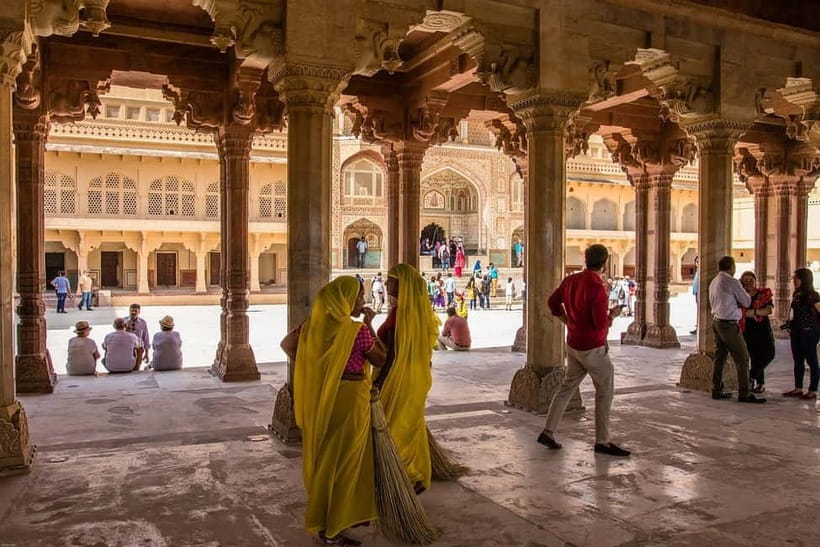 Jaipur: Amber Fort, Stepwell & Jal Mahal with Pickup - A private car makes the five-hour plan easier