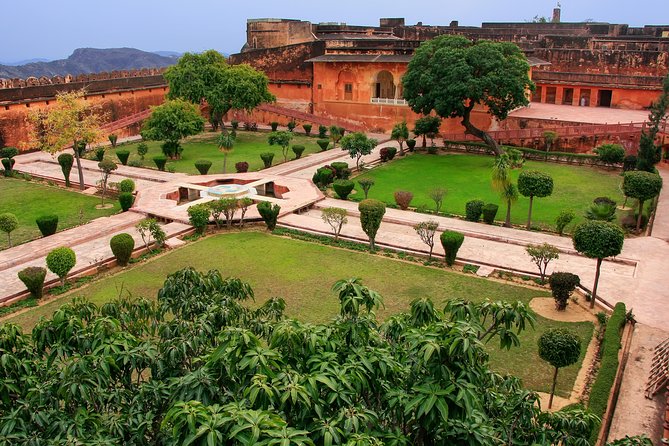 Jaipur Amer Fort, Jal Mahal & Stepwell Private Half-Day Tour - A private car matters in Jaipur