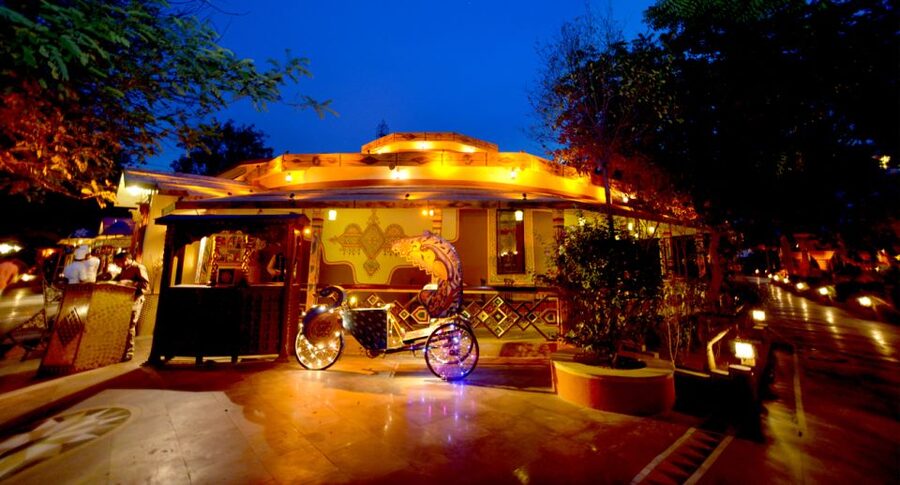 Jaipur: Chokhi Dhani Local Village Experience - Paintings, wall decorations, and Bani Thani art