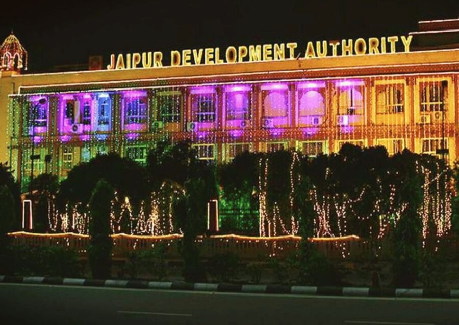 Jaipur: Guided Evening Walking Tour with a Local - Statue Circle under evening lights