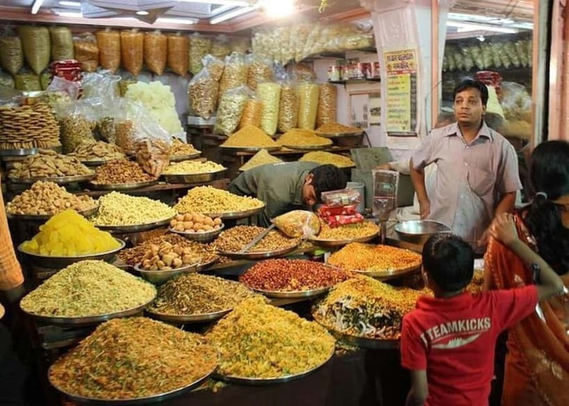 Jaipur: Guided History Walking Tour with Food Tasting - Starting at New Gate and entering old Jaipur