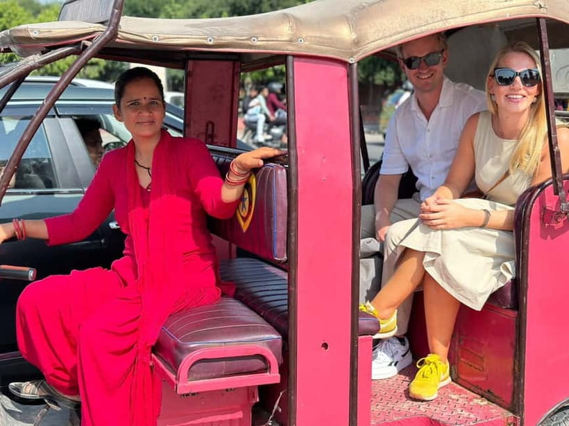 Jaipur Half-Day City Tour By E-Rickshaw with Female Driver - Starting among flowers at Jaipur’s early market