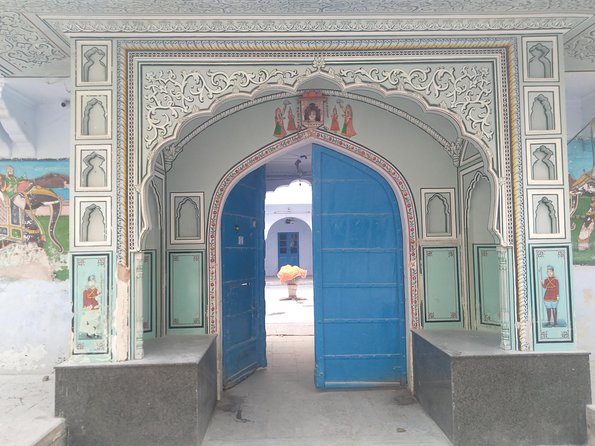 Jaipur Heritage Walking Tour - Local life, Havelis and Temples - Tripolia Bazar, artisans, and Jaipur’s working crafts