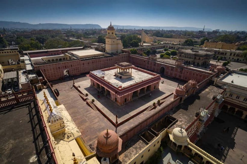 Jaipur: Jaipur & Amber Fort Full or Half-Day Guided Tour - Hawa Mahal is a quick stop with a famous view
