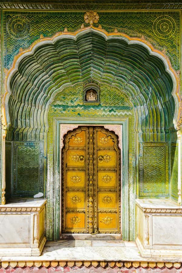 Jaipur: Private PinkCity & Stepwell Heritage Tour with Guide - Royal Gaitor and Jaipur’s quieter memorial side