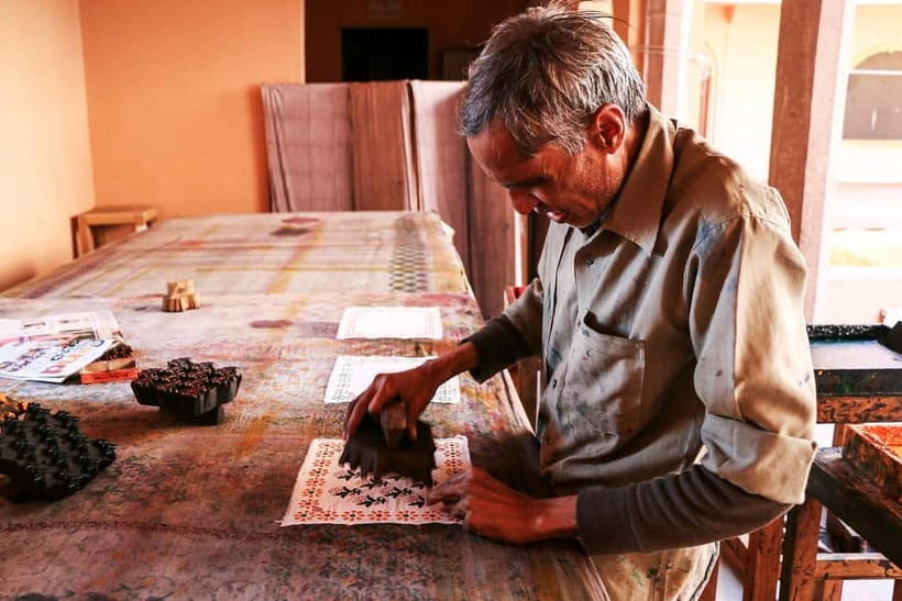 Jaipur: Private Shopping Tour with Block Printing Workshop - Watching the artisans carve and print