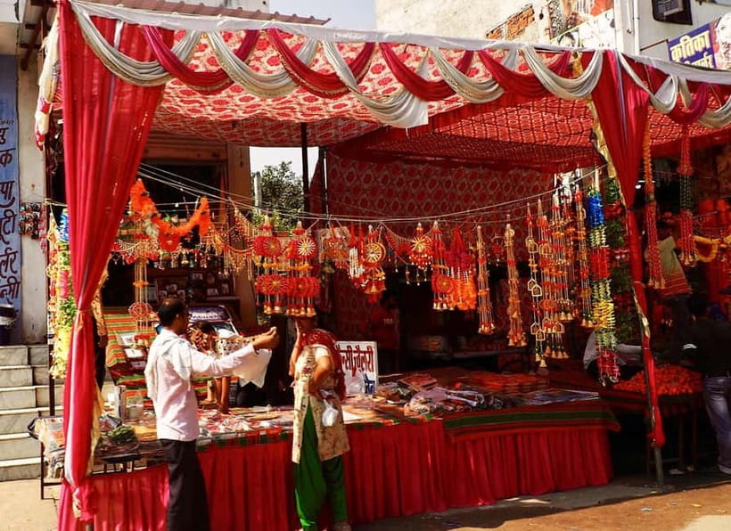 Jaipur: Private Shopping Tour with Block Printing Workshop - A brief stop between shopping visits