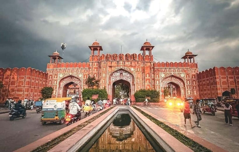 Jaipur: Private Sightseeing Day Tour with Guide by Car - Lunch is convenient, but keep your expectations clear