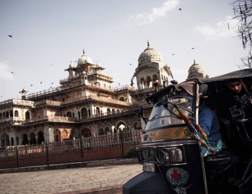 Jaipur Sightseeing by Tuk-Tuk: Temples, Palaces & Markets - The guides and the style of the day
