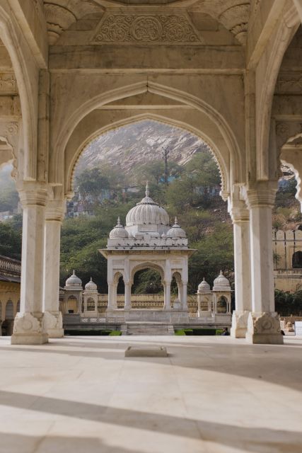 Jaipur: Temple Tour - Gaitor’s royal tombs change the subject