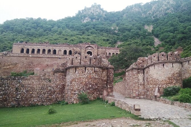 Jaipur to Chandbaori Stepwell & Haunted Bhangarh Private Trip - Bhangarh Fort and its unsettling stories