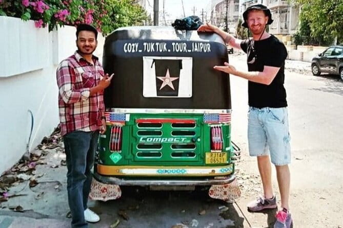 Jaipur Tuktuk Local Sightseeing Day Tour - Hawa Mahal: a quick first look at Jaipur’s famous facade