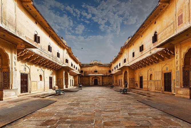 Private: Full Day Guided Jaipur City Tour - City Palace explains Jaipur’s royal identity