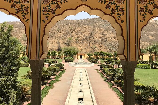 Private Jaipur Half-Day: Amber Fort, Stepwell, Jal Mahal & Gaitor - Royal Gaitor rewards a slower pace