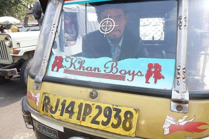 Travel Through the Streets of Jaipur by Tuktuk with a Local - Choosing between a tuk-tuk and an AC car